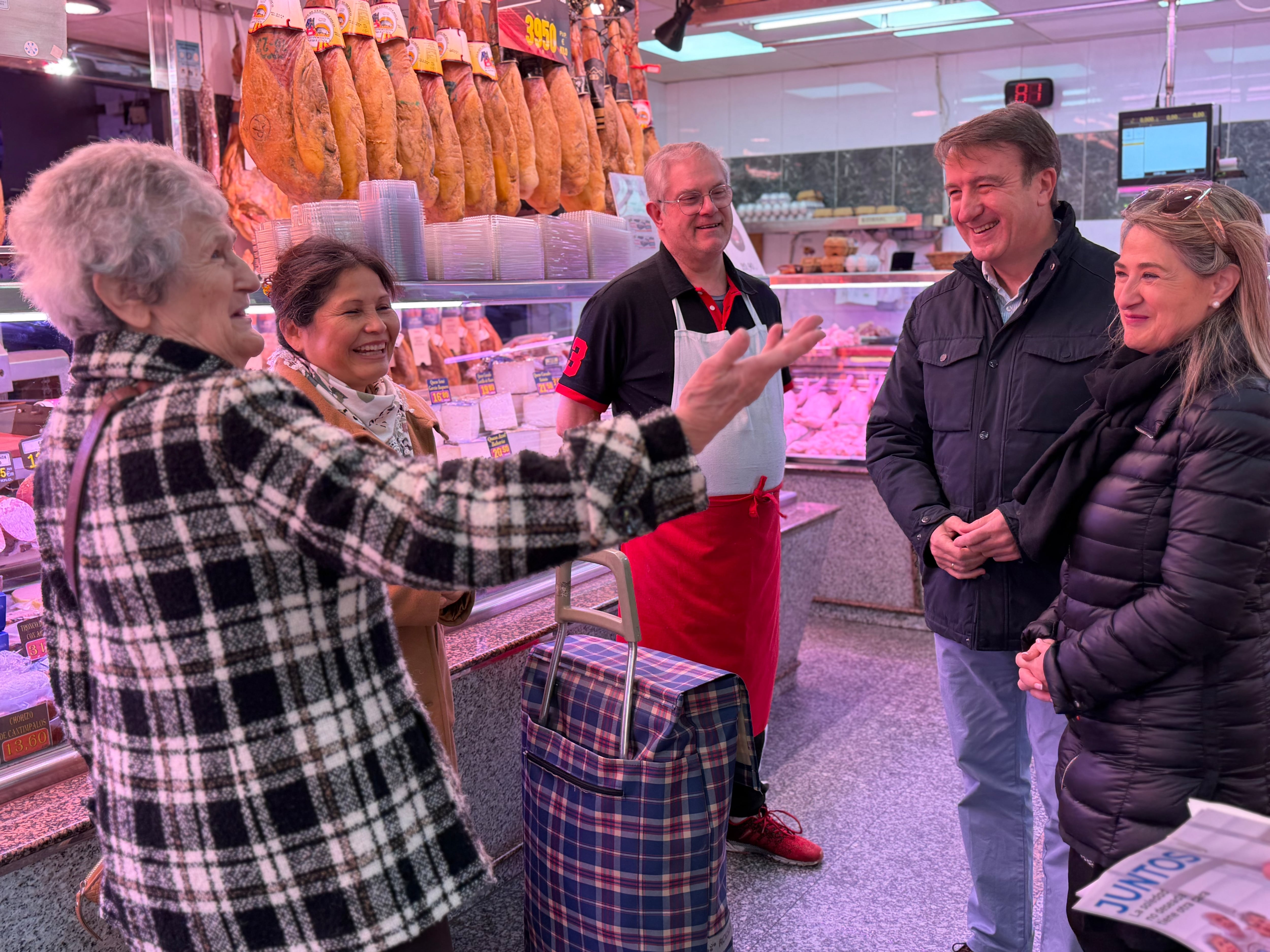 Alcalde de Tres Cantos, Jesús Moreno, en uno de los establecimientos adheridos a la 'Red de Comercios Contra la Soledad no Deseada’