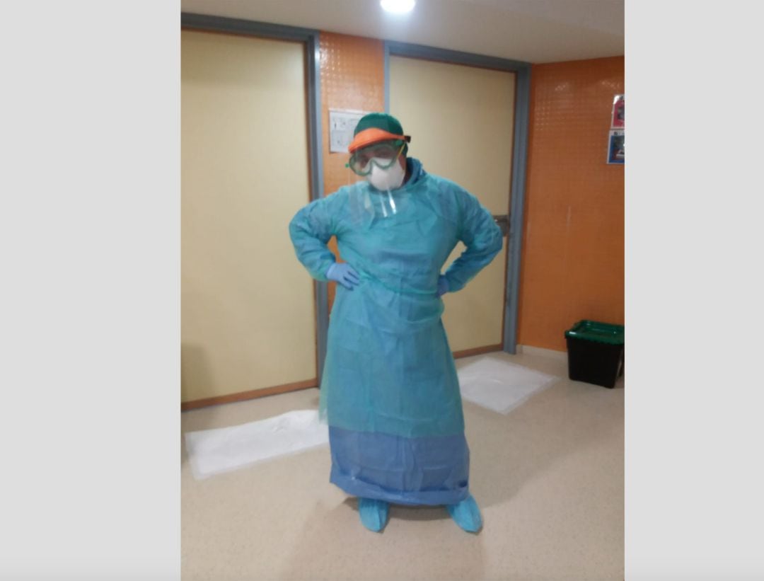 Teresa Delgado, auxiliar de enfermería en la tercera planta del Hospital Reina Sofía, con el traje de protección con el que atiende a los enfermos de coronavirus