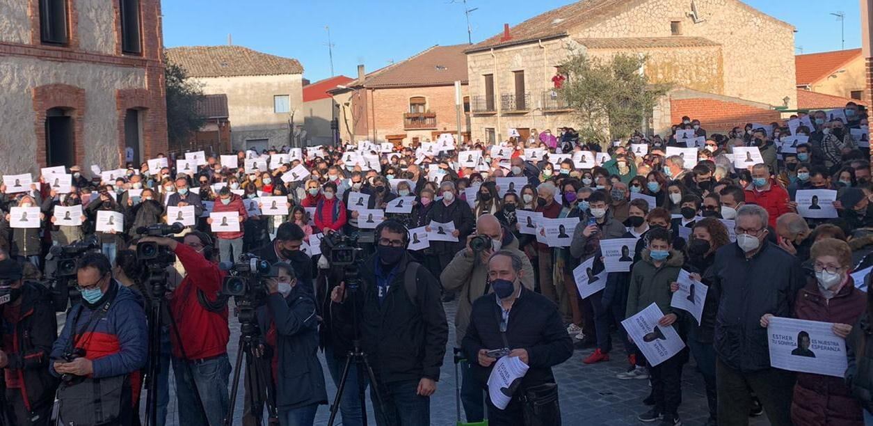 La Plaza del Ayuntamiento de Traspinedo, durante una de las concentraciones por Esther