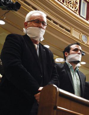 Cayo Lara y Alberto Garzón protestan en el Congreso.