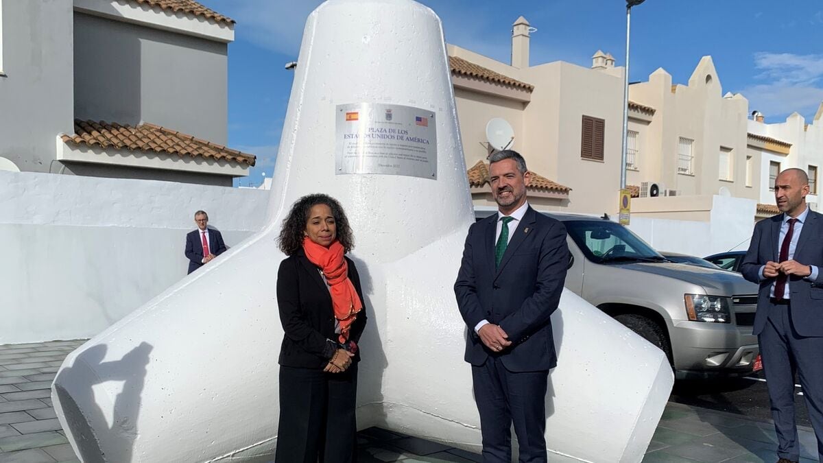Julissa Reynoso y Ruiz Arana, el pasado diciembre, en el acto de inauguración de la Plaza de los Estados Unidos, en Rota