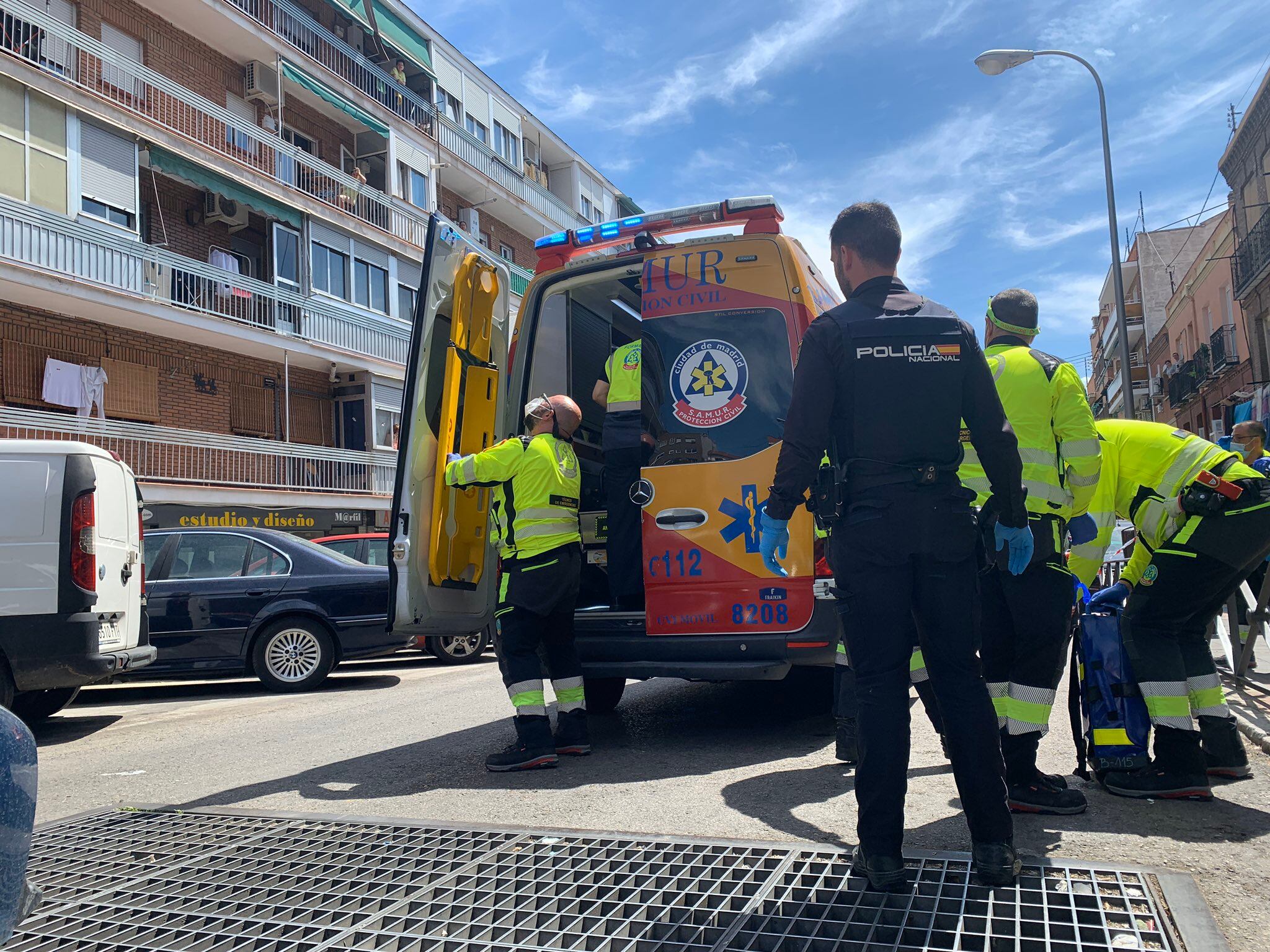 Los servicios de emergencias de la Comunidad de Madrid atienden al menor herido de una cuchillada en Vallecas