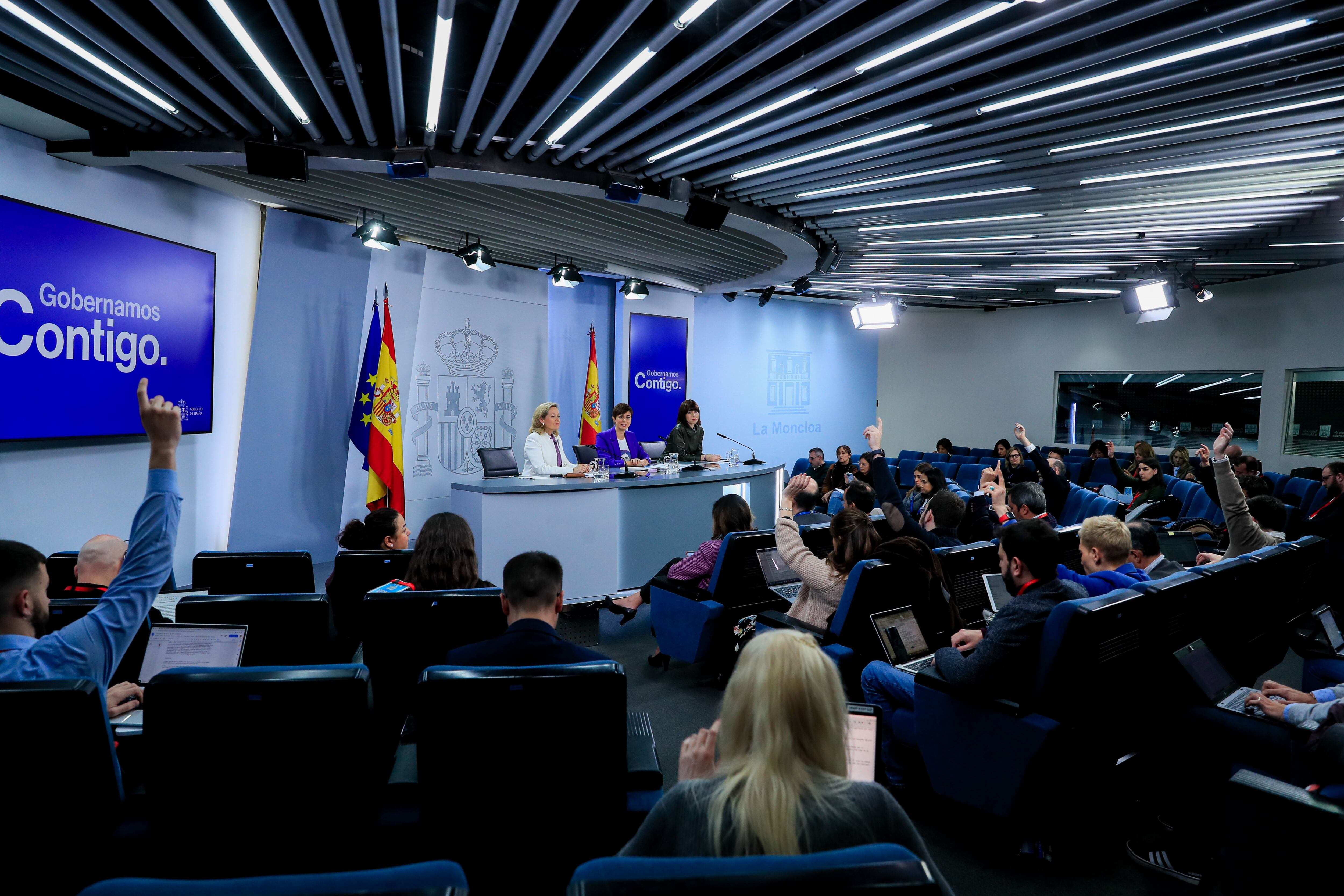 MADRID, 07/03/2023.- La portavoz del Gobierno y ministra de Política Territorial, Isabel Rodríguez (c) junto a la vicepresidenta primera del Gobierno y ministra de Economía, Nadia Calviño (i) y la ministra de Ciencia, Diana Morant (d) durante la rueda de prensa tras el Consejo de Ministros celebrado en el Palacio de la Moncloa este martes. EFE/ Fernando Alvarado
