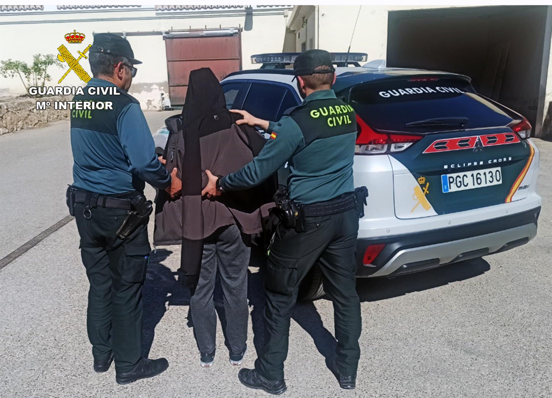 Dos agentes de la Guardia Civil junto a la detenida