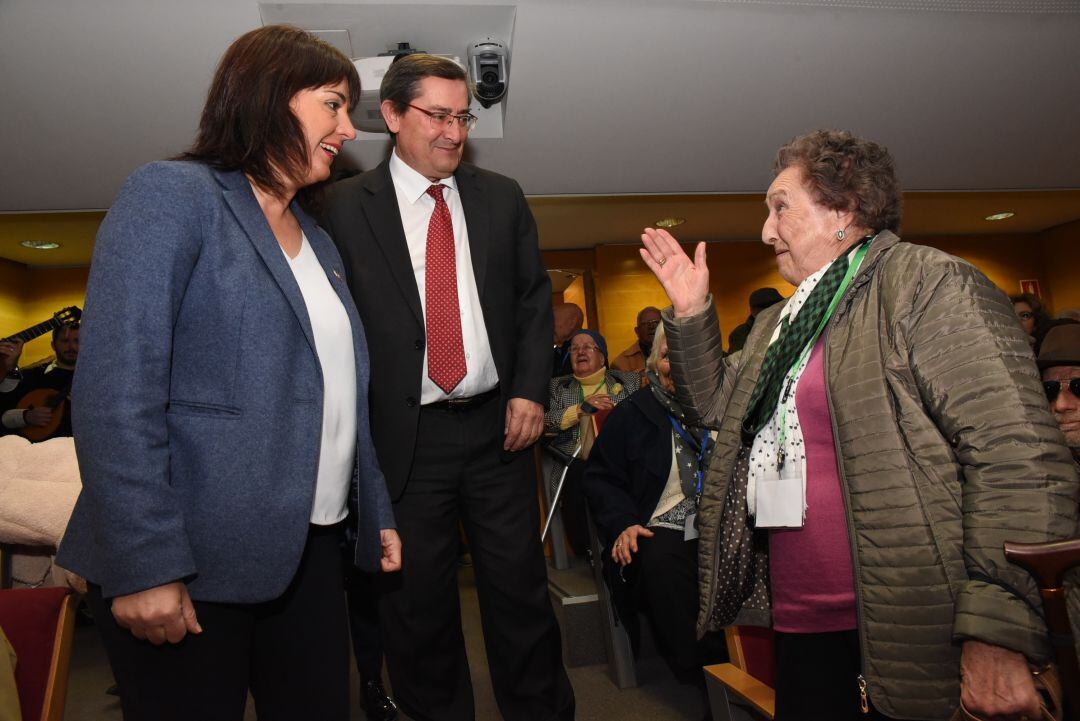 El presidente de la diputación, José Entrena, y Olvido de la Rosa, diputada de bienestar social reciben a los mayores que participan en el programa de convivencia de Diputación