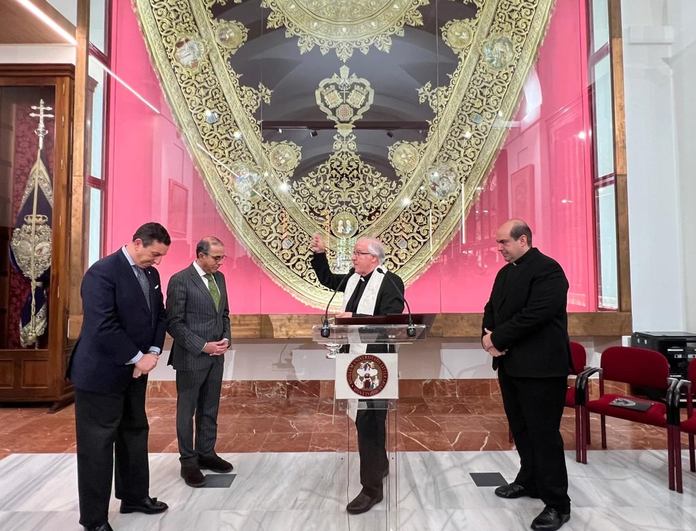 El arzobispo de Sevilla, monseñor Saiz Meneses, bendice la nueva casa de hermandad de Los Estudiantes