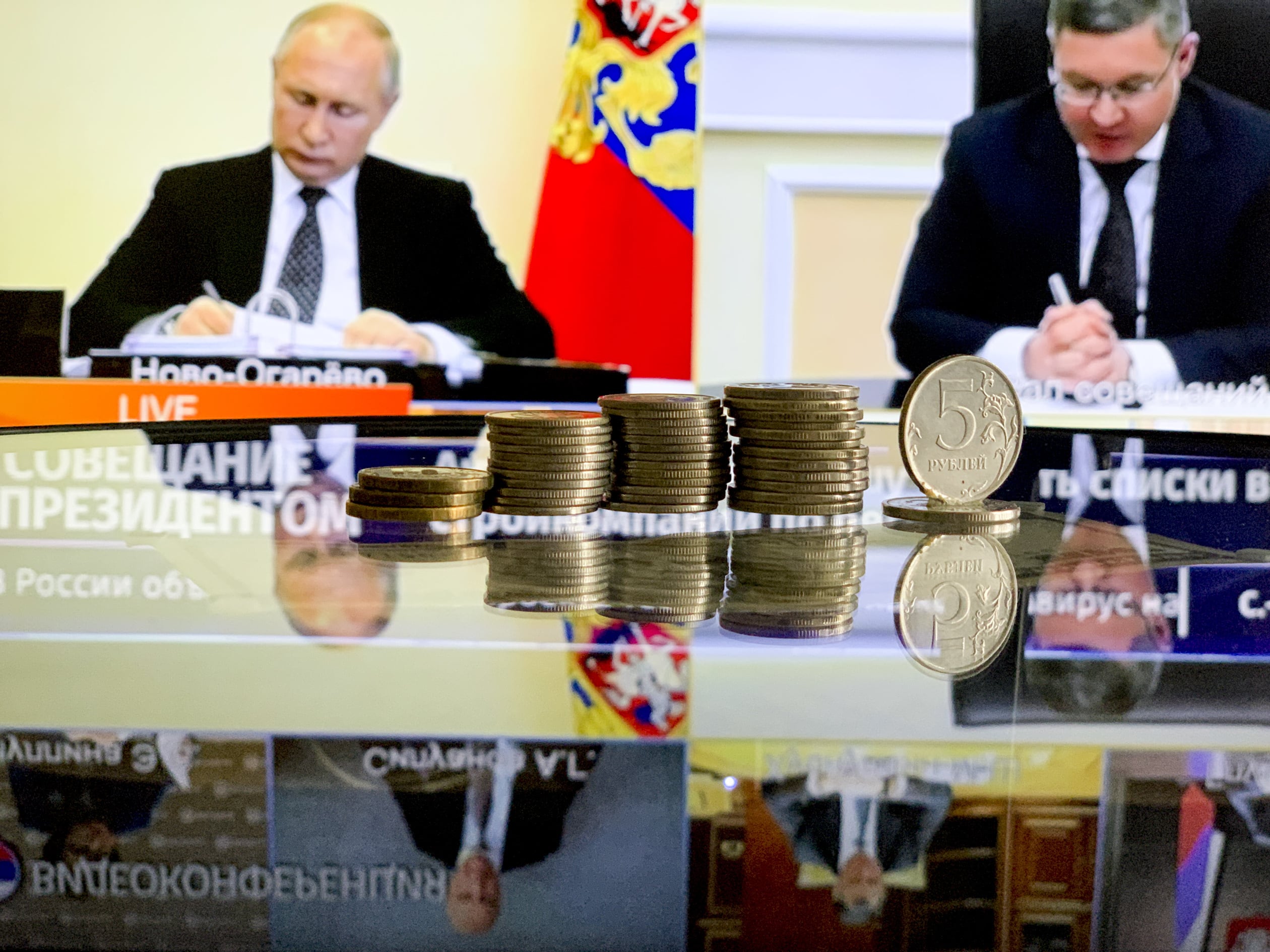 Rublos delante de una imagen de Vladimir Putin