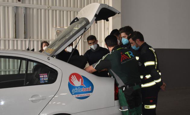 Los participantes atendiendo las indicaciones del instructor, Juan Manuel Cervantes, durante el curso en Córdoba