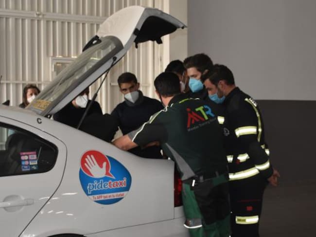Los participantes atendiendo las indicaciones del instructor, Juan Manuel Cervantes, durante el curso en Córdoba