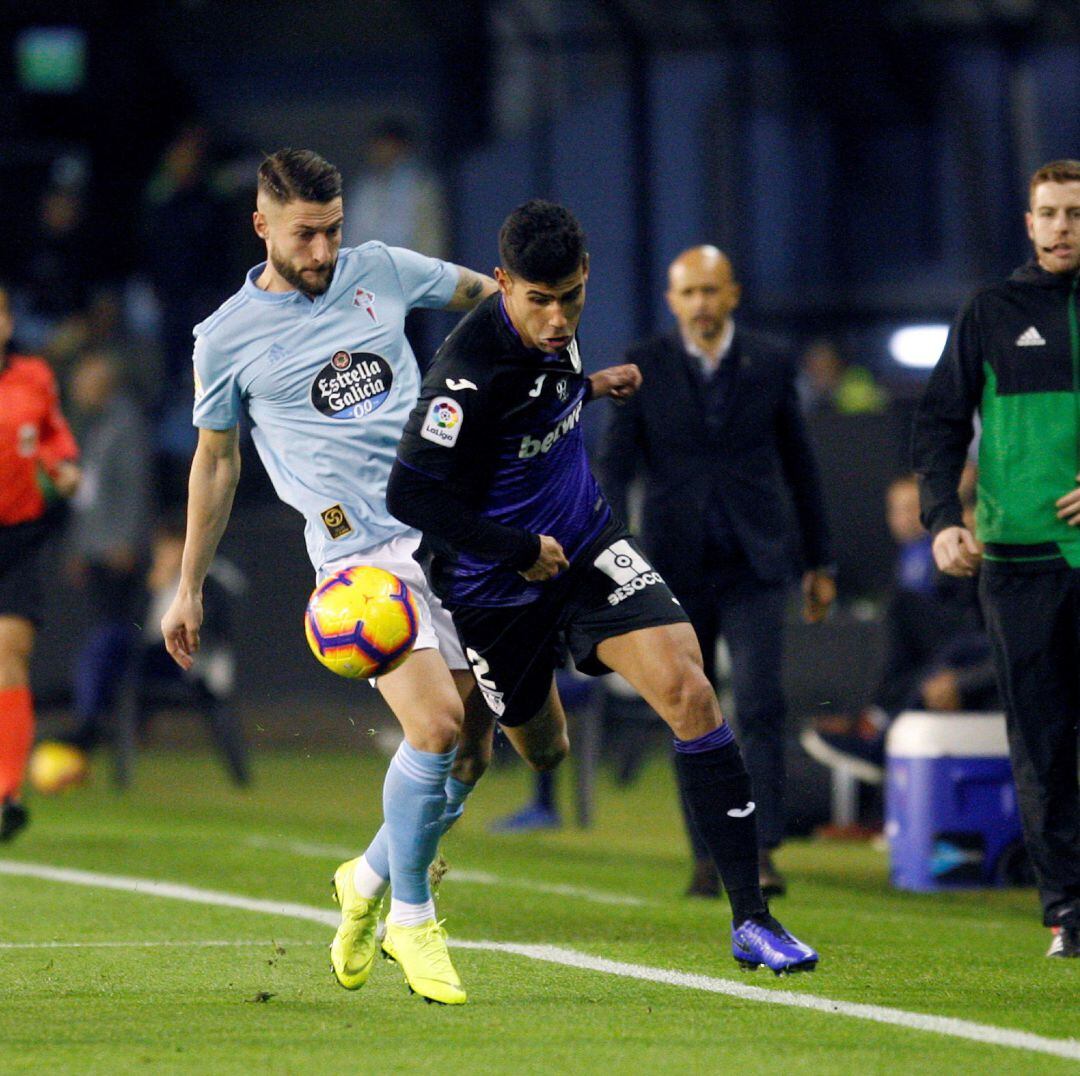 Juanfran del Leganés intenta escapar de Juncá en el partido de anoche en Balaídos