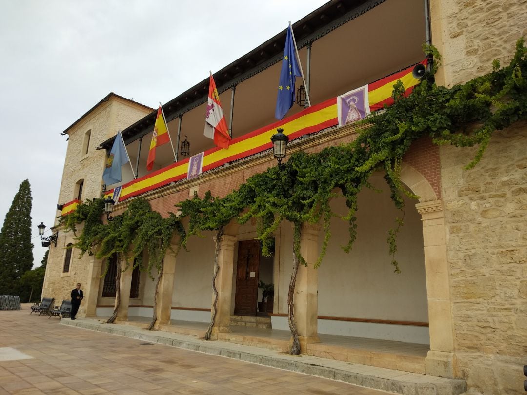 Fachada de la ermita de la Virgen de las Viñas en Aranda engalanda para el Día de la Función de las Fiestas 2019