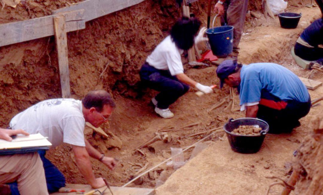 Fosa de &#039;Los trece de Priaranza&#039;, represaliados de la Guerra Civil, de la que se cumplen 20 años de su apertura