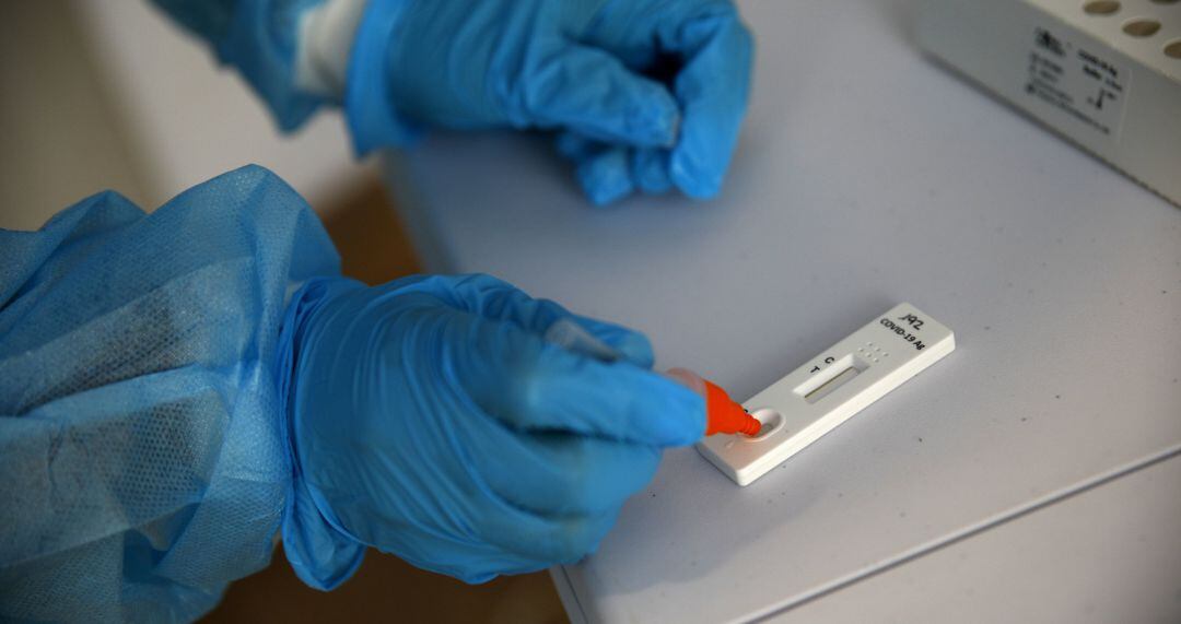 Un sanitario prepara un test de antígenos.