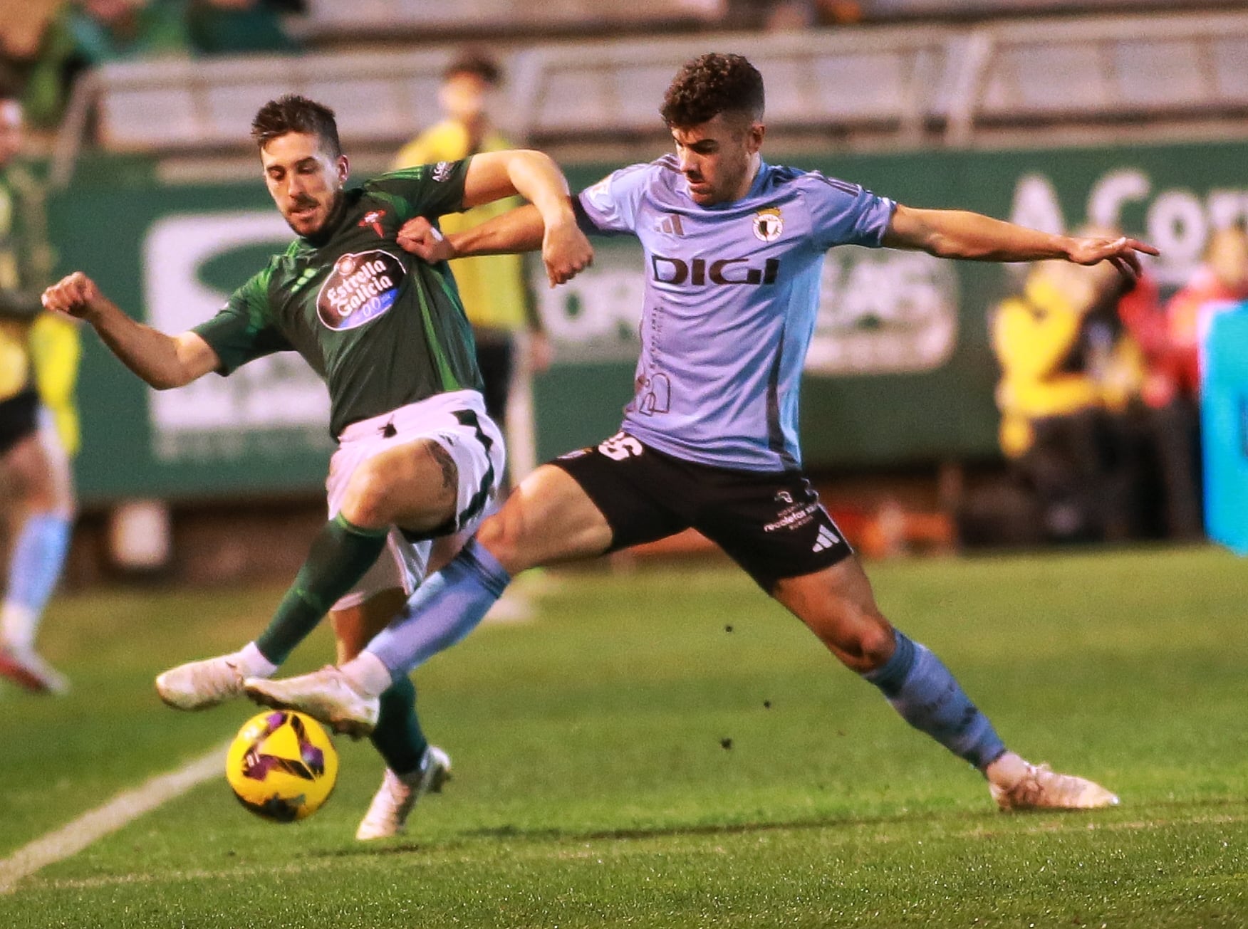 Heber Pena, en un lance del Racing-Burgos en A Malata (foto: Mariño / Cadena SER)