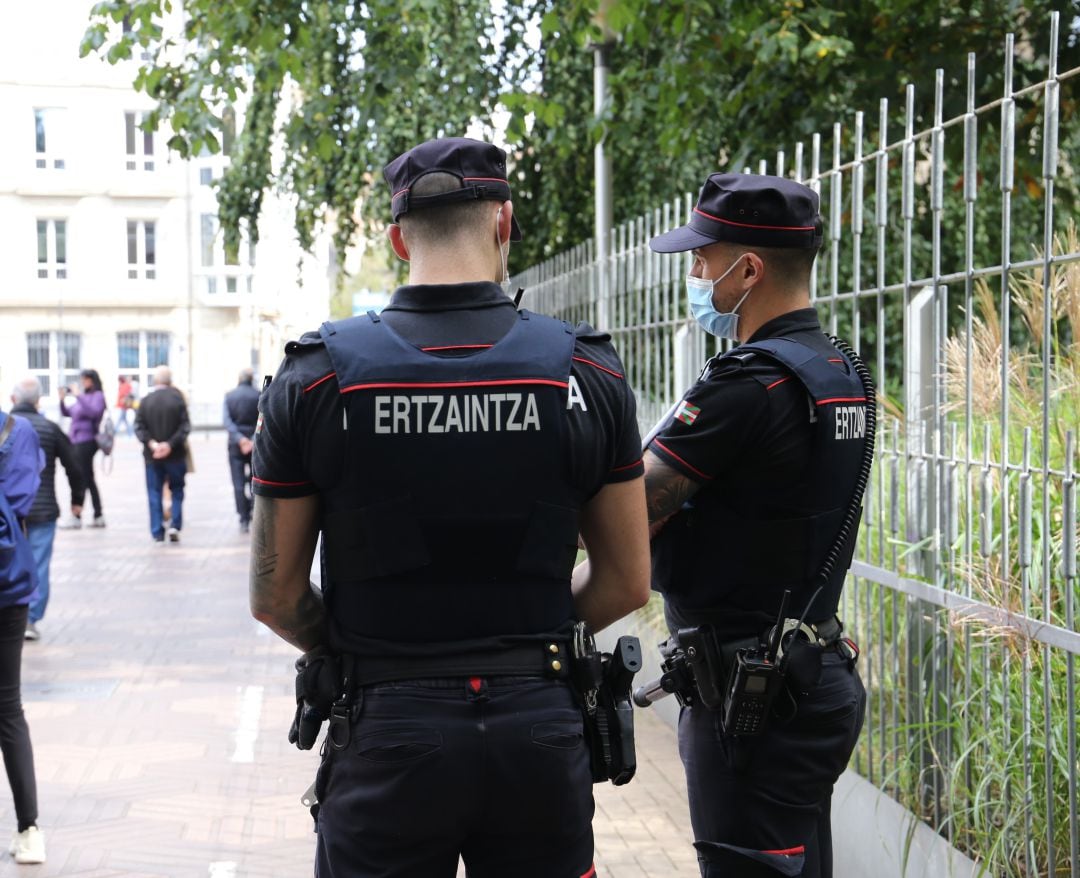 El vehículo se ha estrellado contra la valla del centro Arantzazuko Ama