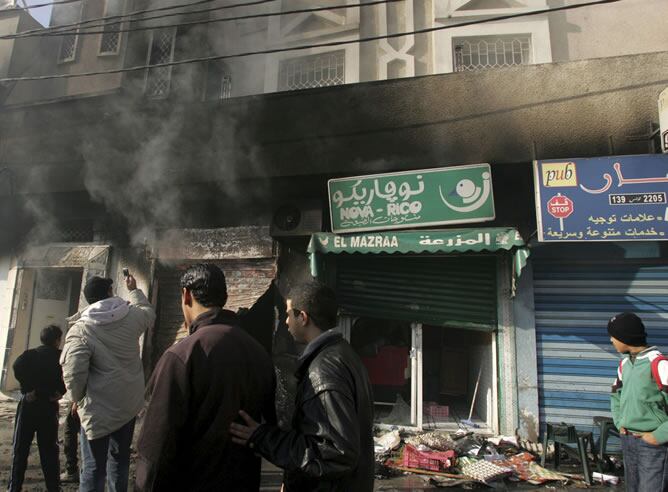 Un centro comercial incendiado, en el distrito de Ettadhamen, ubicada a varios kilómetros del centro de Túnez. Ha habido disturbios en varias provincias, lo que se ha convertido en la peor muestra de violencia vivida por el régimen autoritario en más de 2