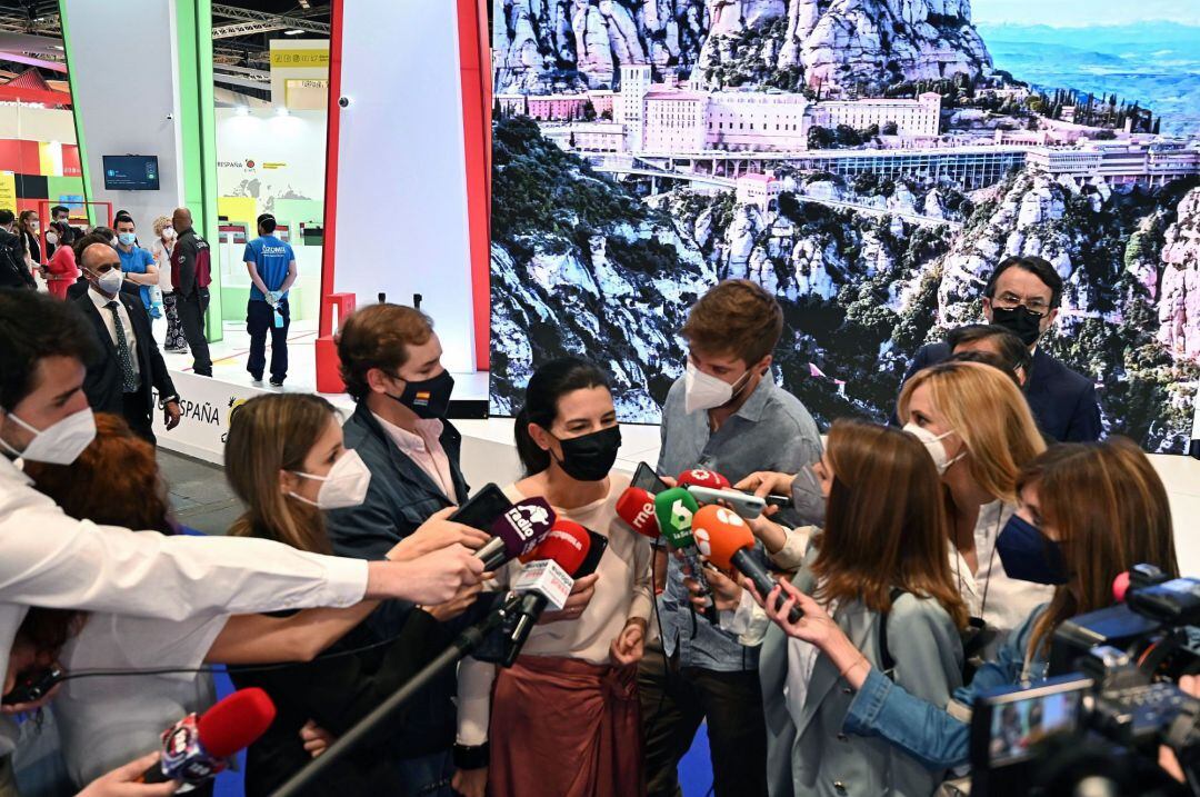 La portavoz de Vox en la Asamblea de Madrid, Rocío Monasterio, atiende a los medios en su visita este viernes a la Feria Internacional de Turismo FITUR que se celebra en Madrid.