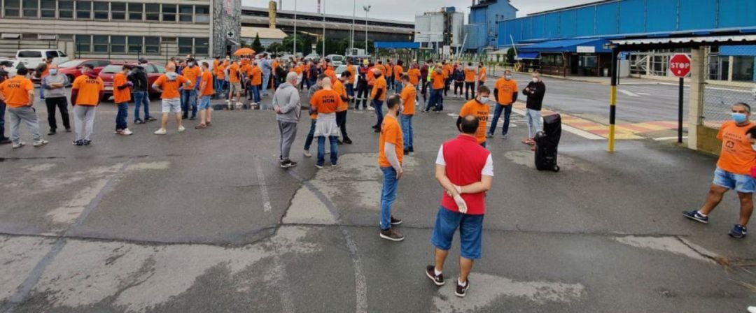 Trabajadores de la planta de aluminio de San Cibrao