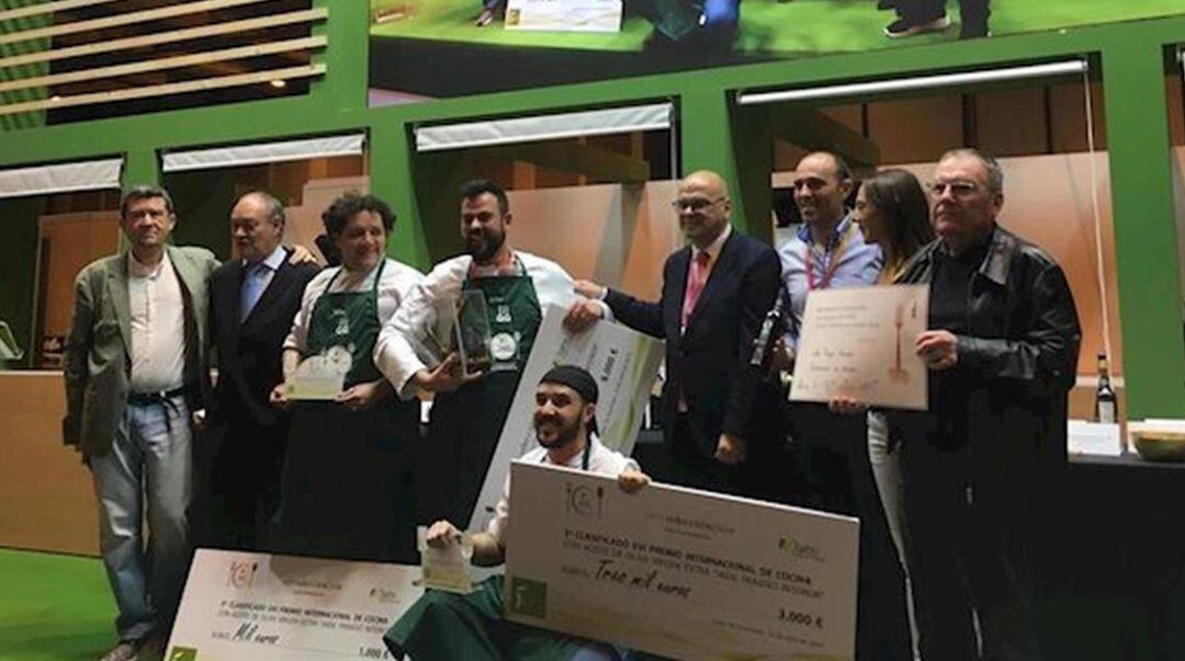 Ganadores del concurso del año pasado, con Lalo Reyes, del restaurante Los Sentidos de Linares en el centro.