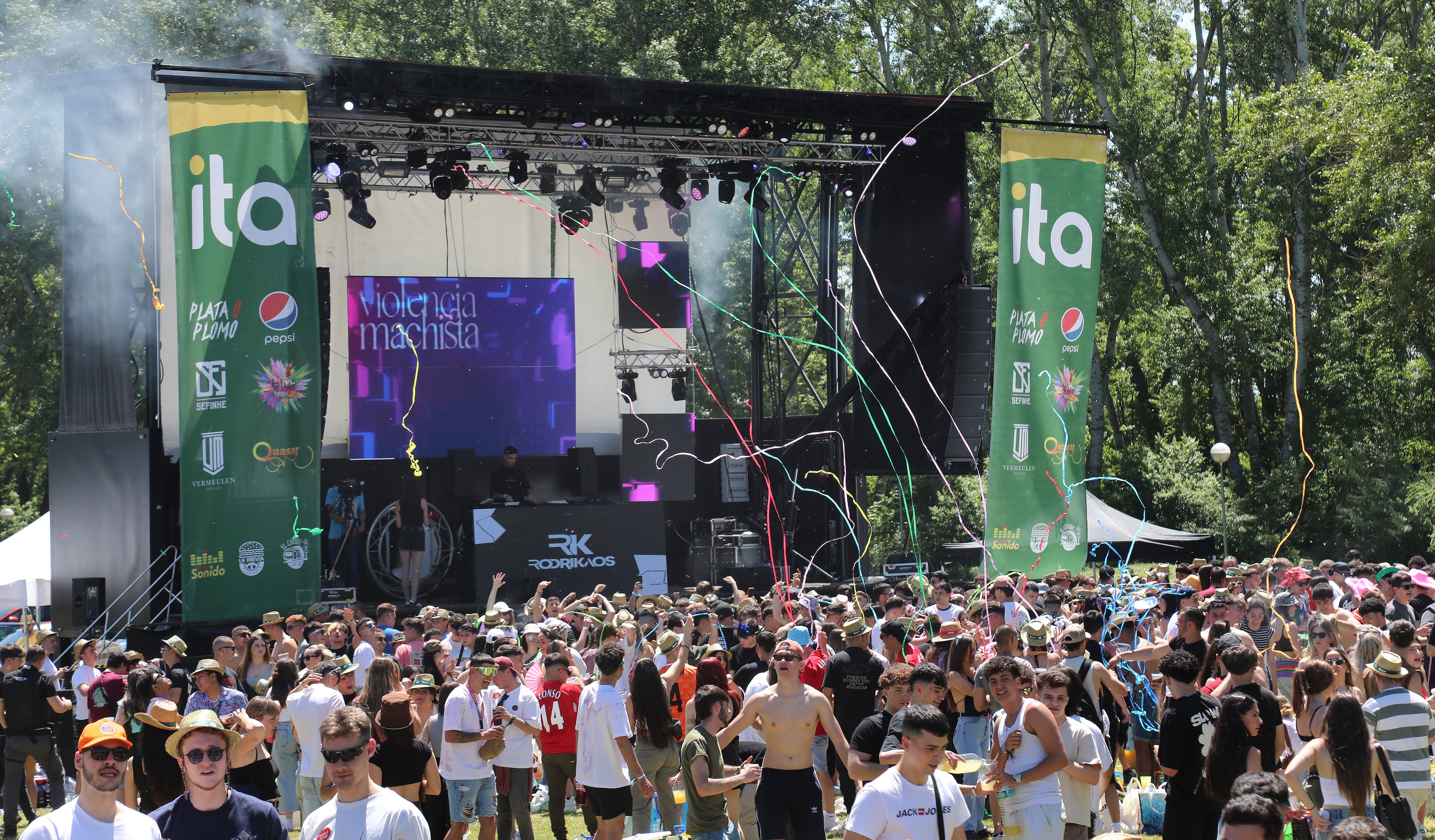 Miles de jóvenes de la Comunidad se dan cita en el parque Ribera Sur de la capital palentina para celebrar la ITA, una de las fiestas universitarias más populares de la región