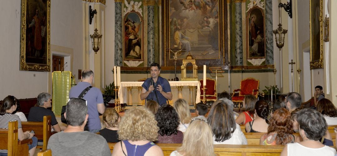 Momento de una visita guiada a la Iglesia de N.S. de La Asunción de Valdemoro, donde se observa el retablo. La tabla de la derecha de la imagen es la &#039;Aparición de la Virgen a San Julián&#039; de Francisco de Goya.