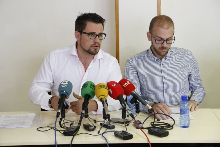 Rodrigo Martín (izqda.) presenta su candidatura junto a Diego Díez, uno de los integrantes de la misma