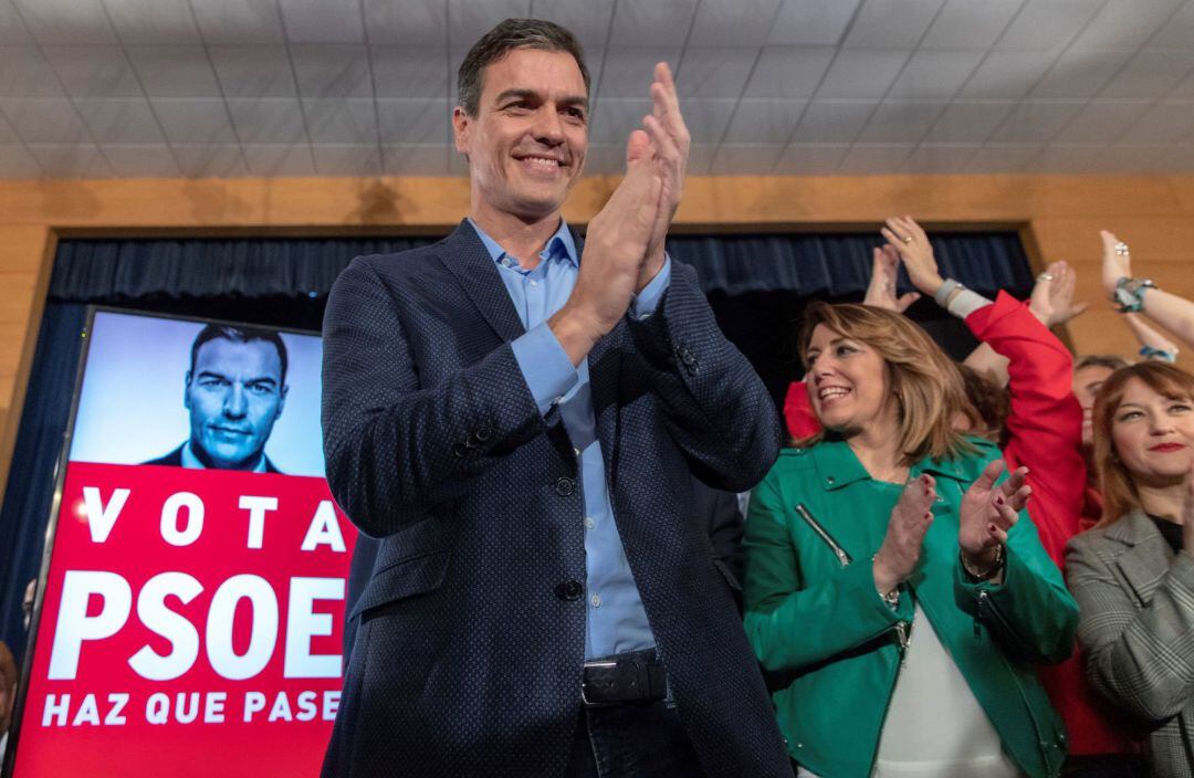 El presidente del Gobierno, Pedro Sánchez, junto a la líder de los socialistas andaluces, Susana Díaz, ante el cartel electoral en el acto de inicio de campaña de cara a las elecciones generales