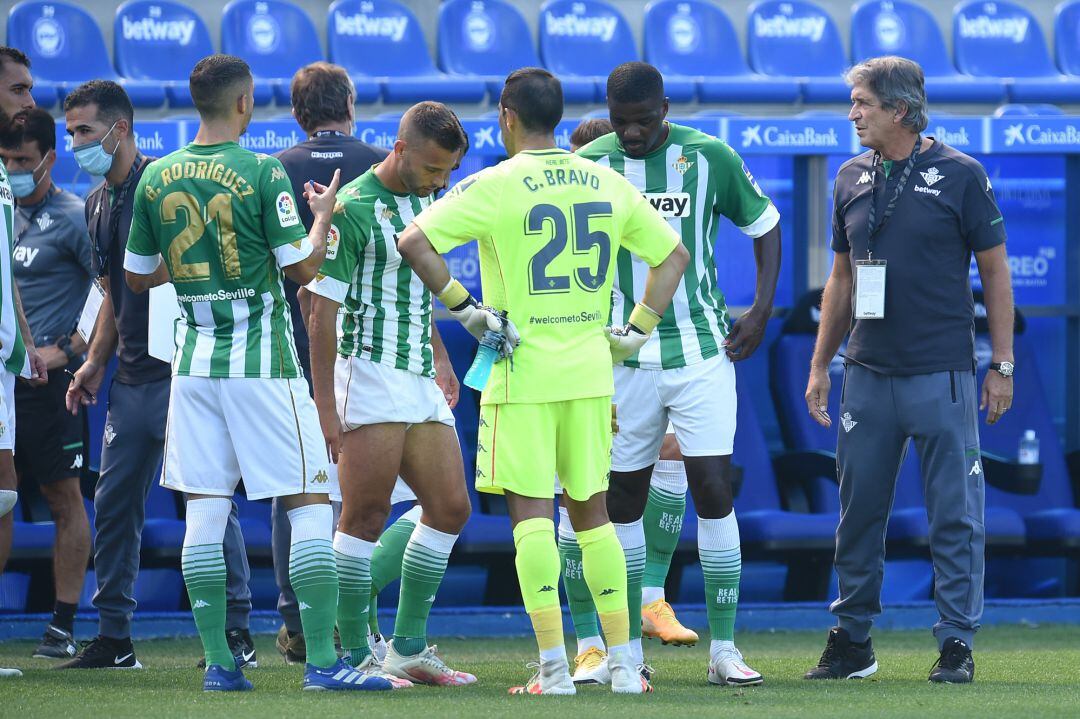 Los futbolistas del Betis escuchan las instrucción de su entrenador, Manuel Pellegrini