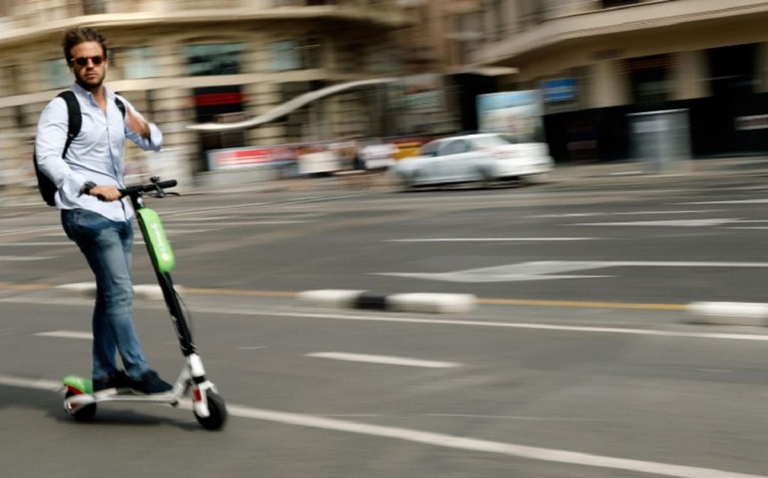 Un usuario de los patinetes eléctricos circula por el carril bici de Valencia