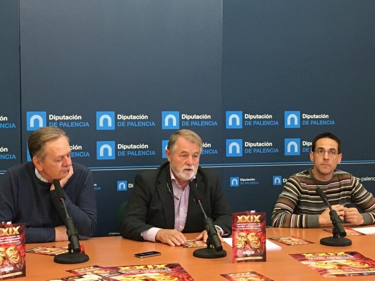 Jesús María García (I), alcalde de Villamuriel, Carlos Morchón (C), diputado provincial y Rubén Alonso (D), concejal de Cultura del ayuntamiento de Villamuriel