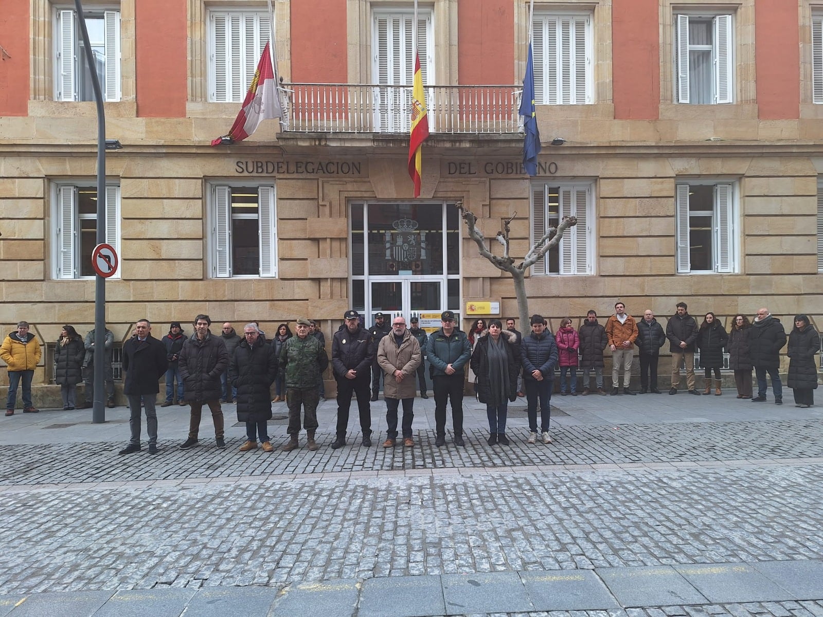 Las instituciones sorianas se han concentrado en señal de duelo por las víctimas del accidente de Adamuz