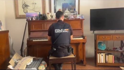 Un policía al piano: el emotivo &quot;concierto&quot; de un agente para calmar a una mujer tras sufrir un robo en su vivienda de València