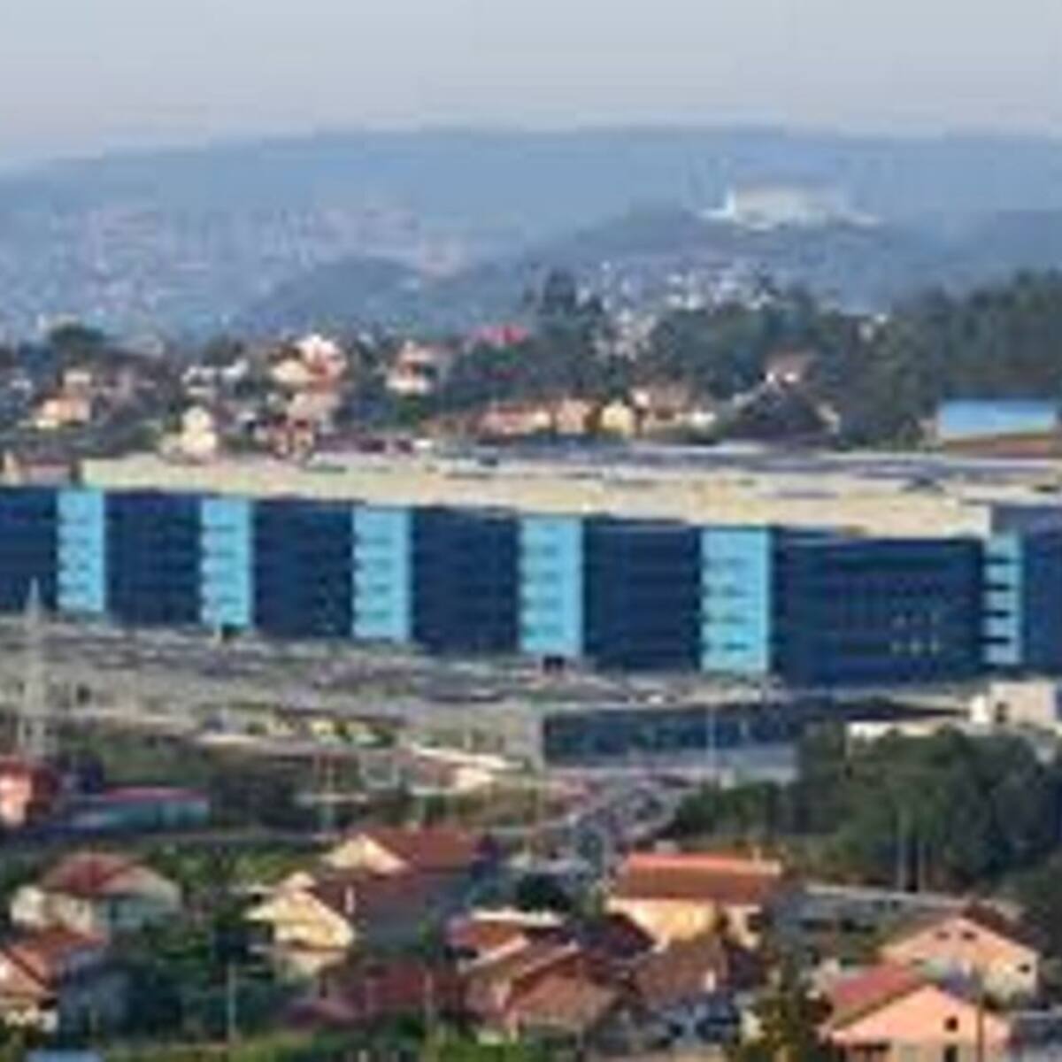 Dos personas intoxicadas por inhalar humo en un incendio originado en su vivienda de Vigo