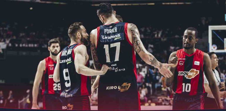 Poirier felicitado por sus compañeros.