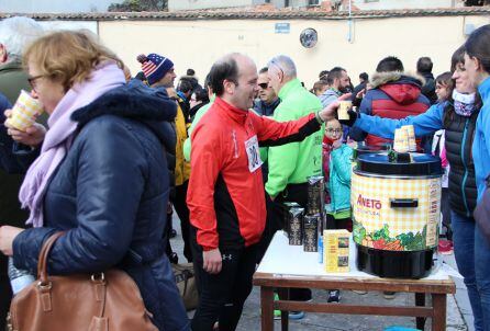 La organización reparte caldo entre los corredores y el público