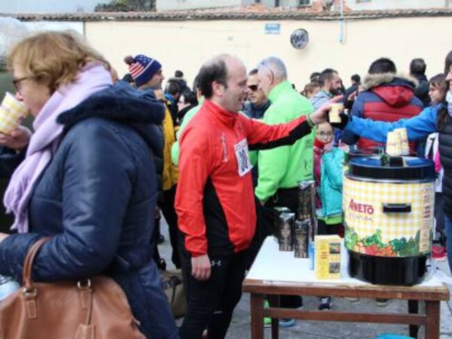 La organización reparte caldo entre los corredores y el público