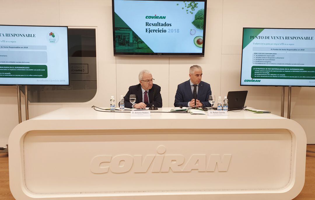 Presentación de resultados de Covirán por parte del presidente de la cooperativa, Antonio Robles, y el director general, Rafael Cortés, en un acto en Granada