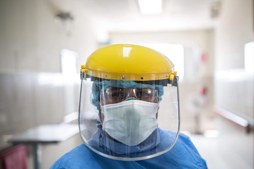 Imagen de un sanitario protegido con máscara.