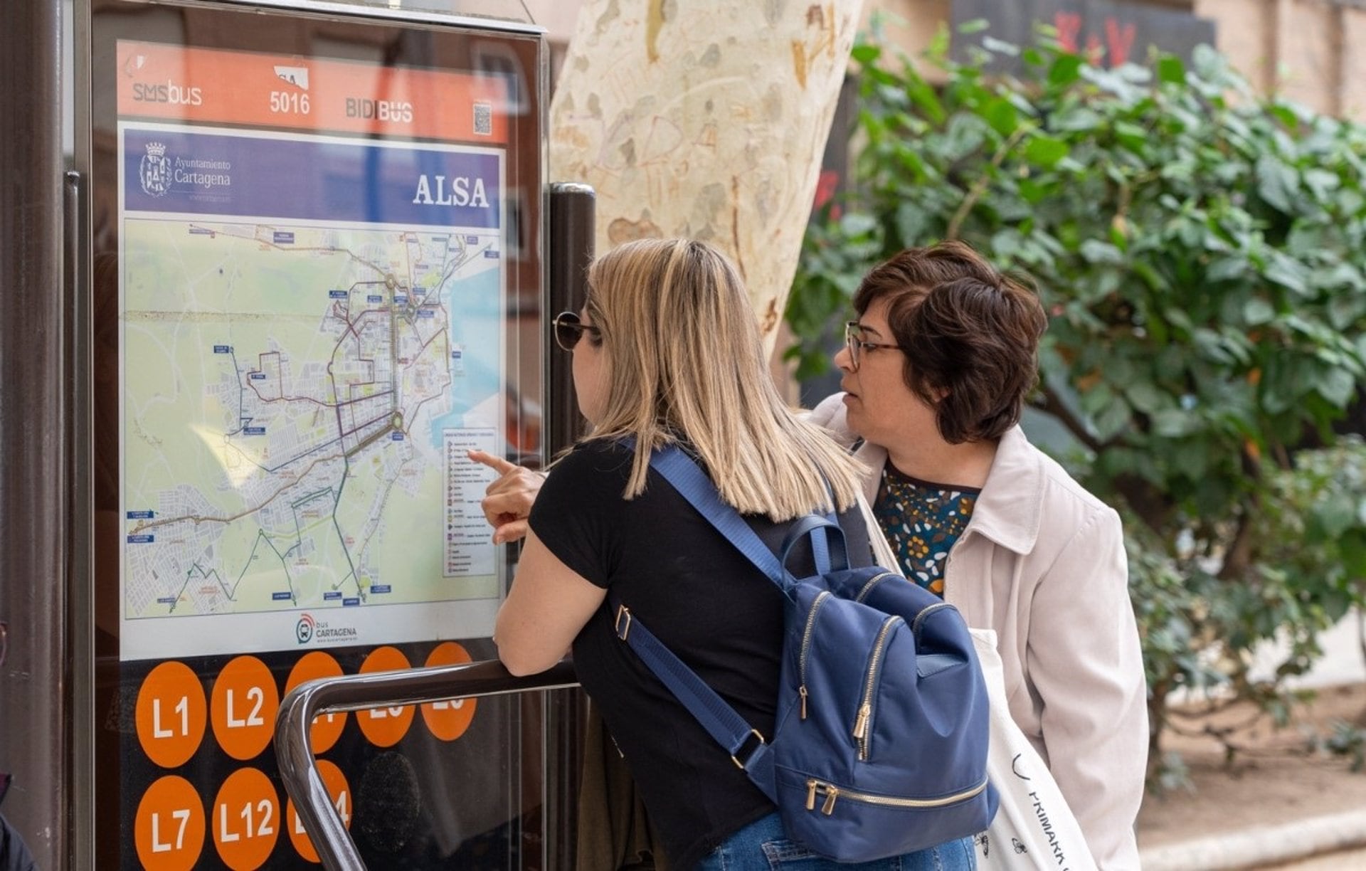 Usuarias consultan los horarios del autobús en Cartagena