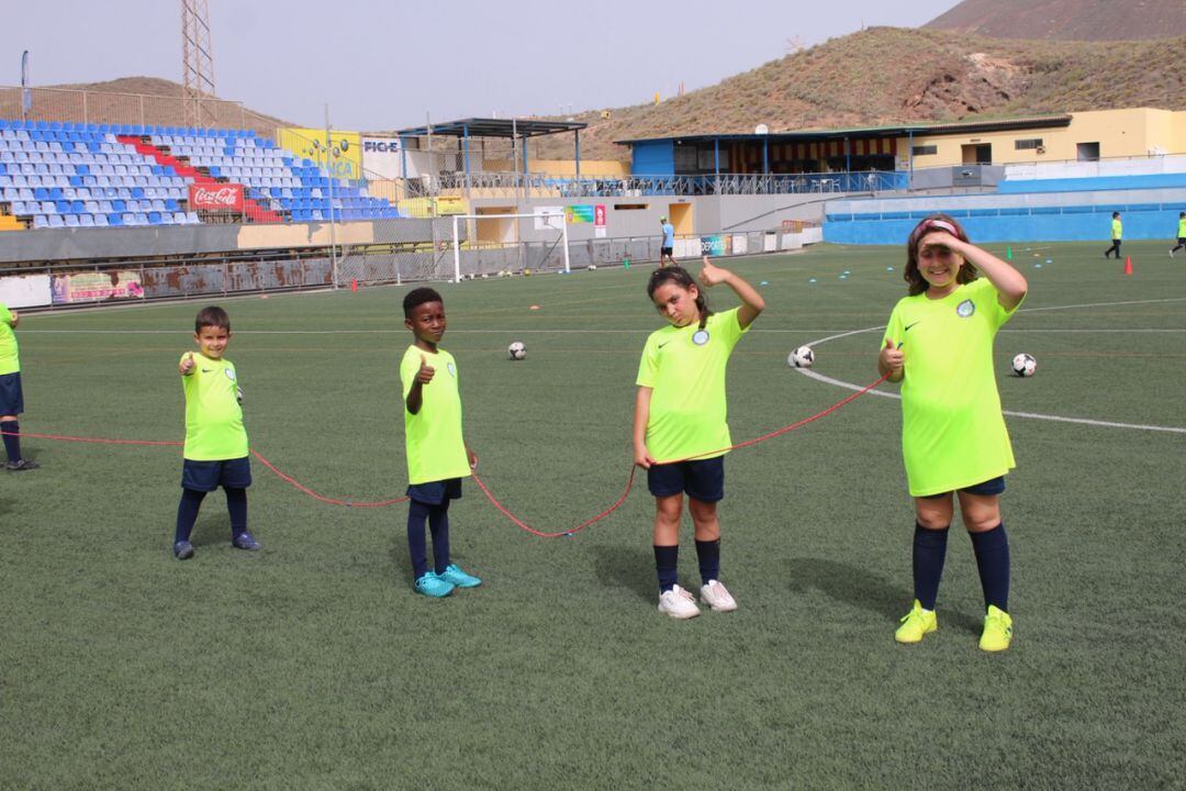 Distancia interpersonal entre los niños del campus de Pedro.