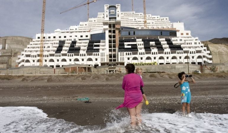 Imagen frontal del hotel El Algarrobico