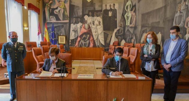 María Gámez, directora general de la Guardia Civil y Jose Manuel Caballero, presidente de la Diputación de Ciudad Real en el acto de la firma del convenio