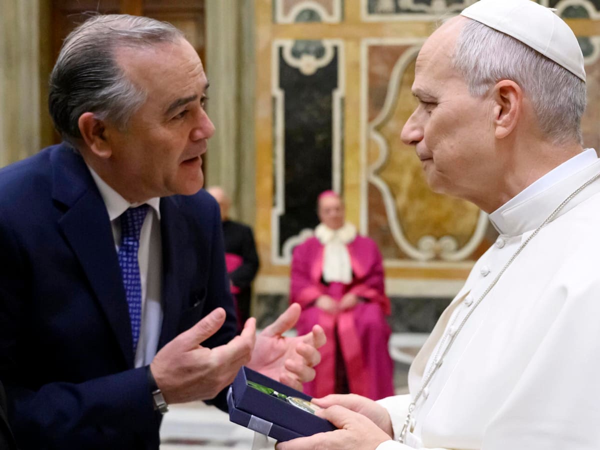 El Papa León XIV recibe al alcalde de Talavera, José Julián Gregorio, y varios obsequios de cerámica