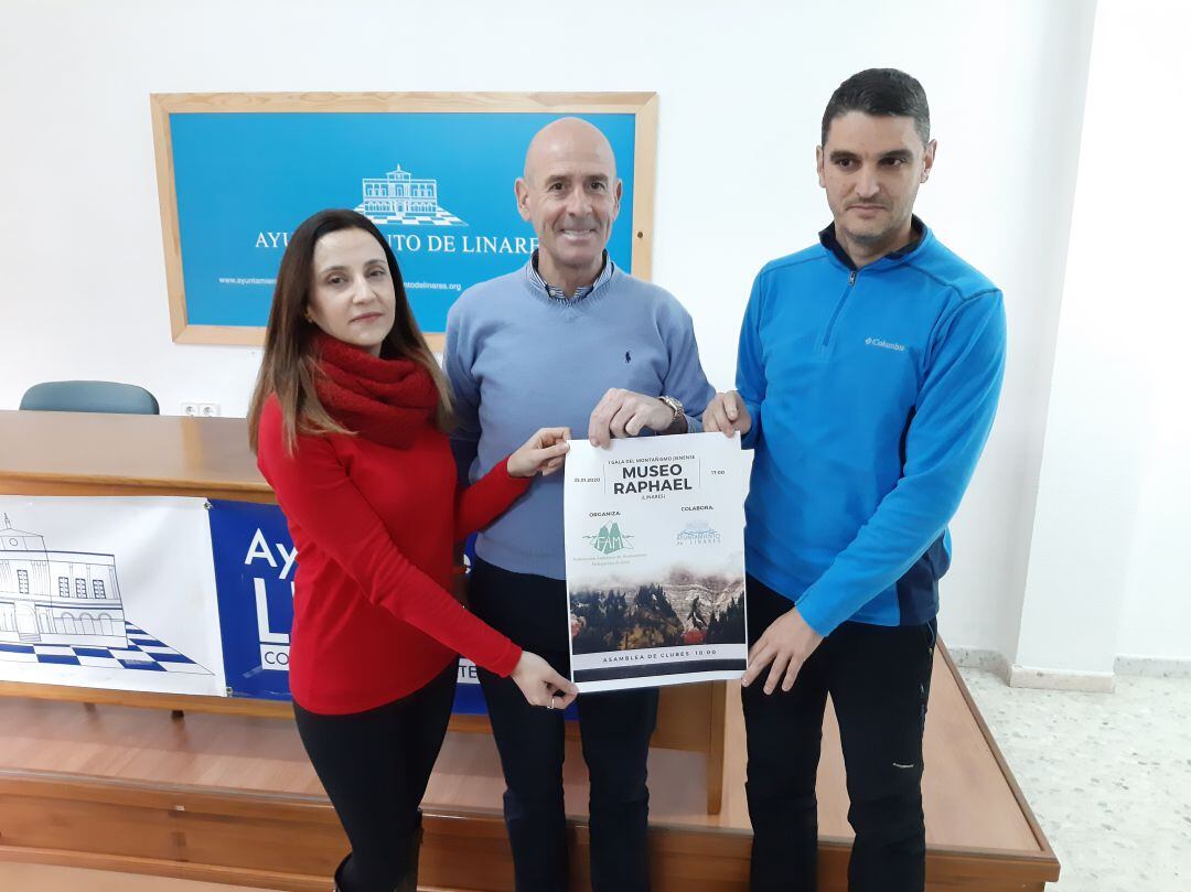 Miembros del Club Montaña Linares posan junto al concejal Pedro Cintero