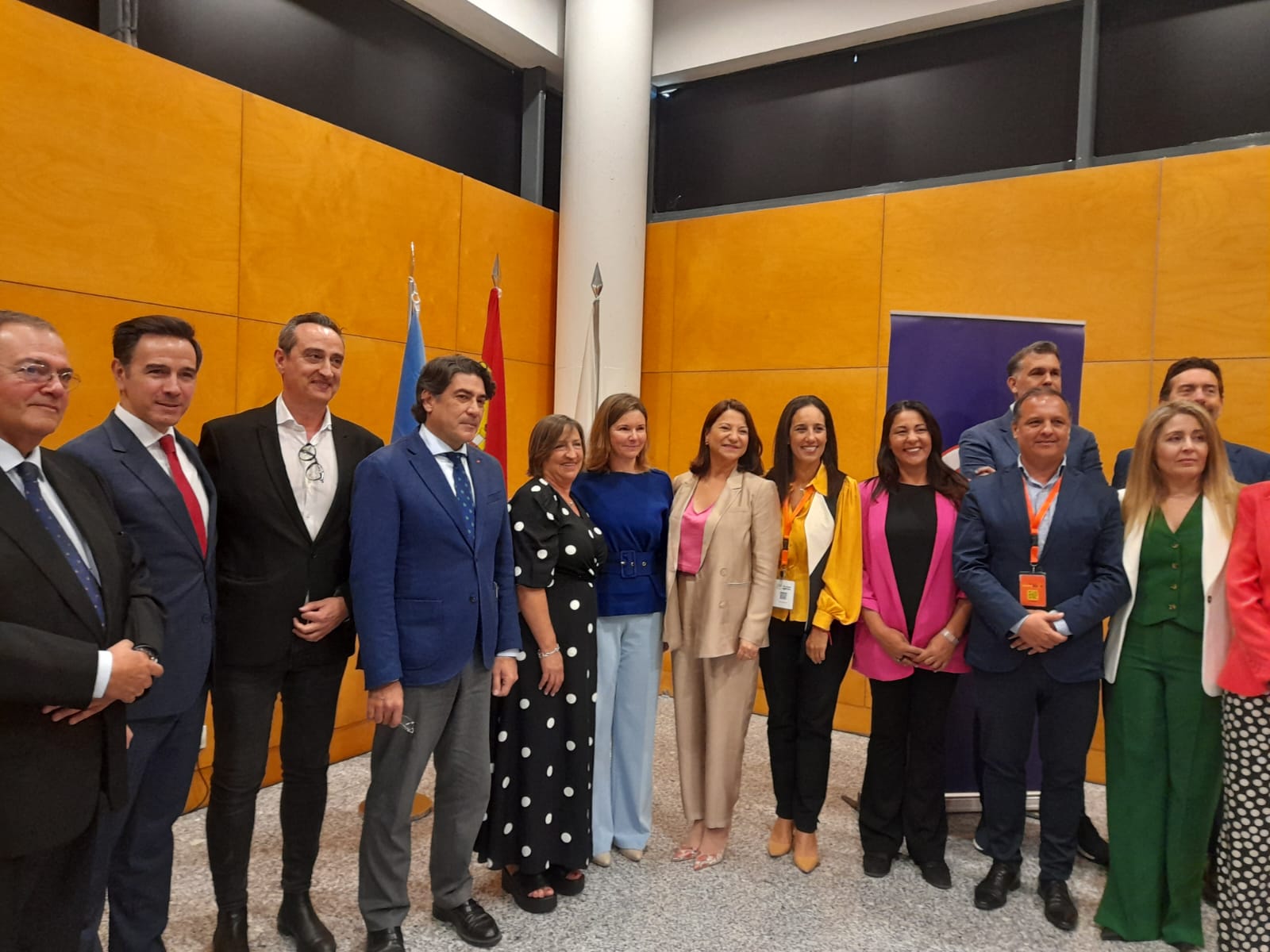 La consejera de Derechos Sociales del Cabildo de Lanzarote, Isabel Martín junto a representantes de la fundación &quot;Sobre Ruedas&#039; (en el centro de la imagen), tras presentar el proyecto.