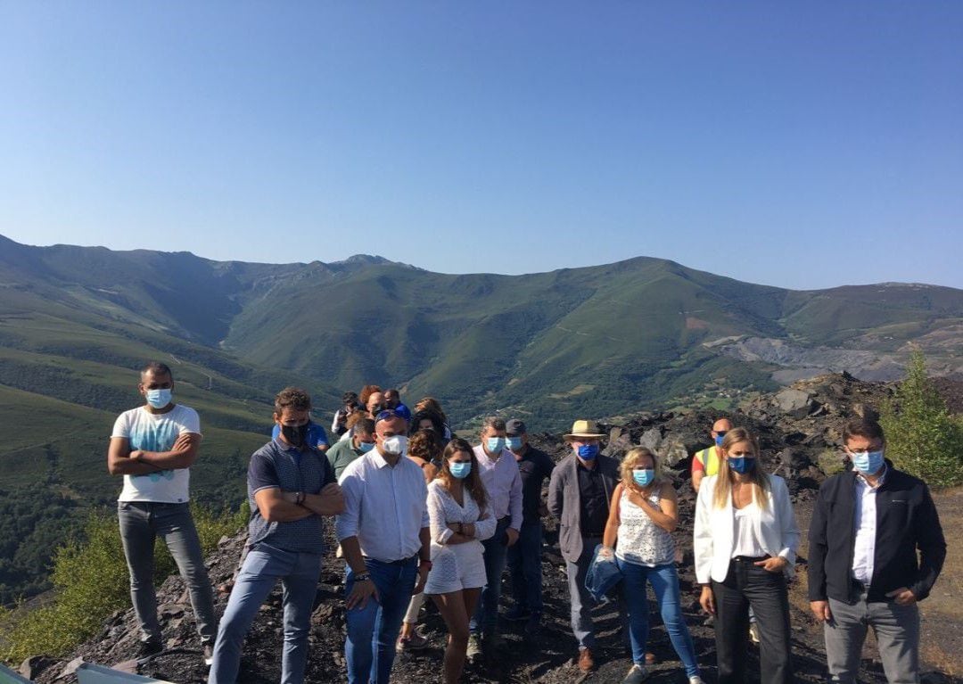 Foto de familia de las autoridades asistentes desde el área recreativa de Tormaleo.