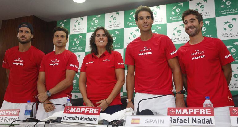 Feliciano López, David Ferrer, Conchita Martínez, Rafael Nadal y Marc López, en la presentación de la eliminatoria para la vuelta al Grupo Mundial que España jugará ante la India. 