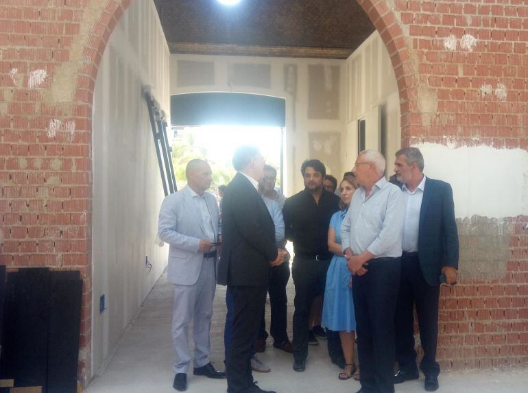 Visita del president de la Generalitat Valenciana, Ximo Puig a las obras de rehabilitación de la antigua lonja de Dénia.