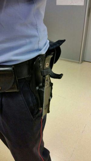 Imatge de com ha quedat la funda de la pistola del Mosso d'Esquadra