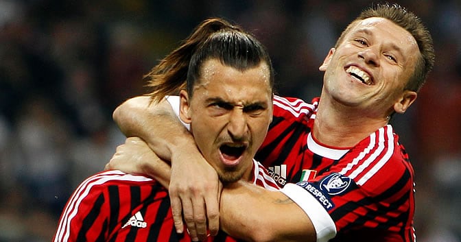 Ibrahimovic y Cassano celebran el gol del sueco